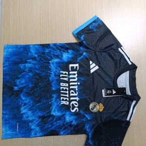 Real Madrid fotbollströja  - Kolla  insta för sköna kläder inför sommar 👉märke_kläder21