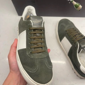 Flycrews.   (Endast byte) - Snygga olivgröna skor i märket Valentino och modellen flycrew. Modellen på skorn är sällsynt men färgen gör det ytterligare ovanligare. Änvända ett fåtal gånger (Allt og följer med)