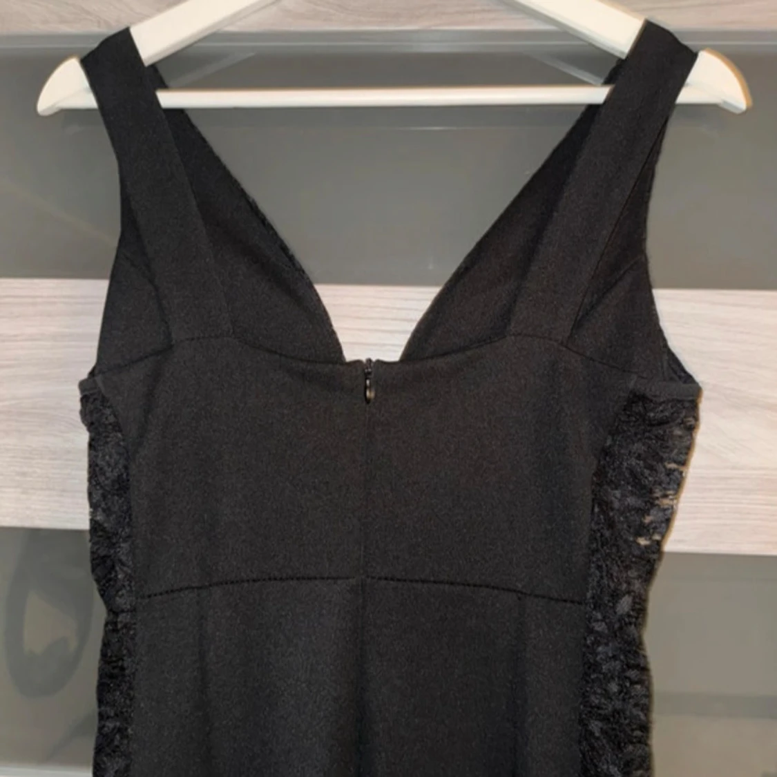 Svart långklänning med spets och v-ringning - 3