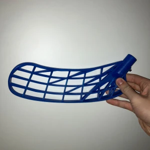 Blå innebandyblad Unilite - Säljer ett blått innebandyblad i plast med ett klassiskt rutnät och böjd form. Perfekt för dig som vill byta blad på din klubba och få bättre bollkontroll. Passar de flesta standardklubbor. Har en liten spricka men syns inte och märks inte