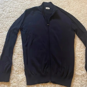 John Henric (ful zip) - John Henric helzip (Nyskcik) Stl L,  Tveka inte på att köpa🌟