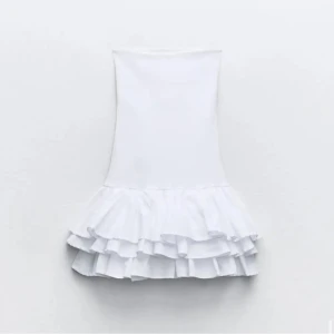 Vit Zara klänning  - Intressekoll på denna populära vita klänningen från Zara i strl S! Säljer för minst 500kr men är många intresserade blir det en snabb budgivning! Jag kan inte skicka bilder med den på då den inte passar mig o de blir att den visar för mycket men för frågor eller bilder på endast klänningen e de bara att höra av sig🤍