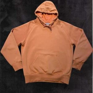 Carhartt Hoodie  - Hej säljer denna väldigt snygga Hoodie från Carhartt i storlek XS, axelbredd = 45cm, Längd från axlarna till midja = 60cm, den är i mycket bra skick. Pris kan diskuteras vid snabb affär, skriv vid frågor eller intressen.🤝