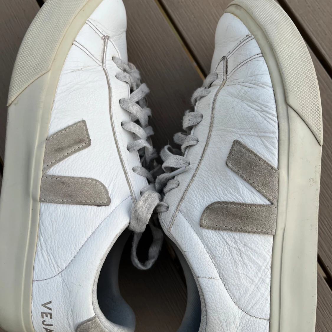 Vita sneakers från Veja med beiga detaljer - 1