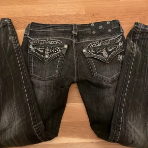 Svarta lowwaist bootcut miss me jeans - Midjemått 38cm tvärs över, grenhöjd 17cm och innerbenslämgd 74cm🩷Omsydda från skinny till bootcut och ganska slitna. Skriv för fler bilder eller om du har frågor