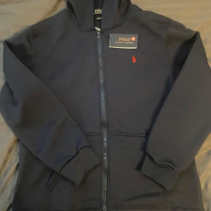 Mörkblå hoodie från Polo Ralph Lauren - Säljer en mörkblå hoodie från Polo Ralph Lauren, testad en gång men för stor för mig. Kan gå ner i priset ganska mycket vid en snabb affär.