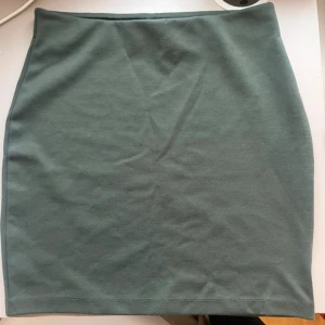 mörkgrön tight kjol från Cubus - Kjol från Cubus i storlek xs. Mörkgrön