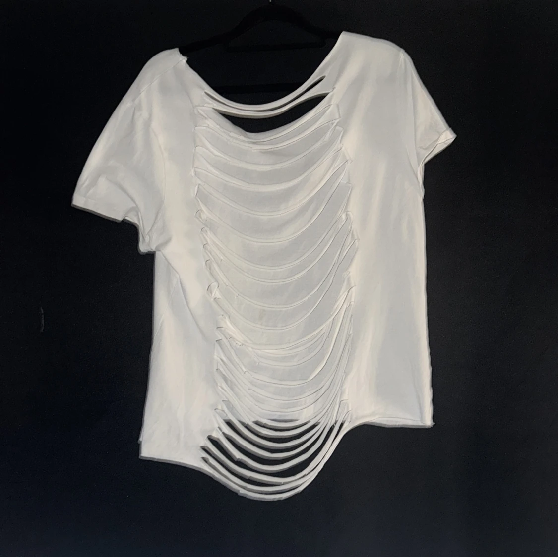 Vit t-shirt med slitsad rygg