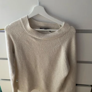 Beige stickad tröja från Vero Moda - Mysig beige stickad tröja från Vero Moda! Priset går att diskutera!