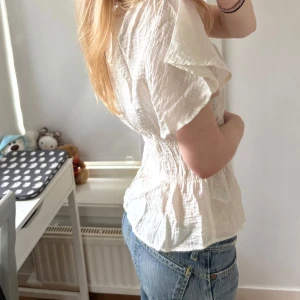 Vit blus med volangärmar - Vit blus från H&M