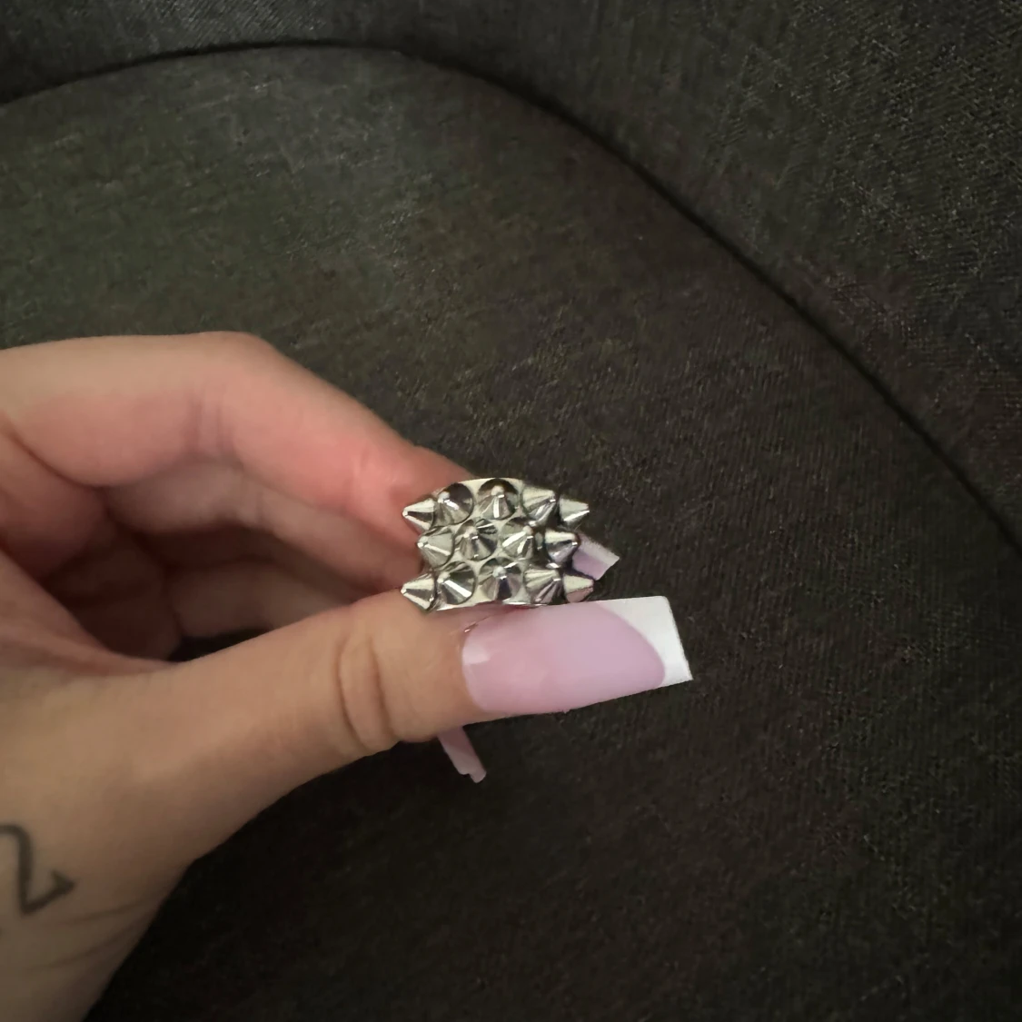 Silvrig ring med nitar