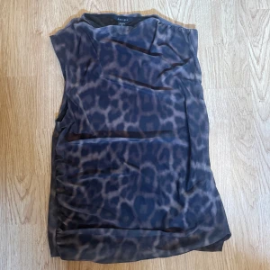 leopardmönster top - Snygg lepardmöstrad top