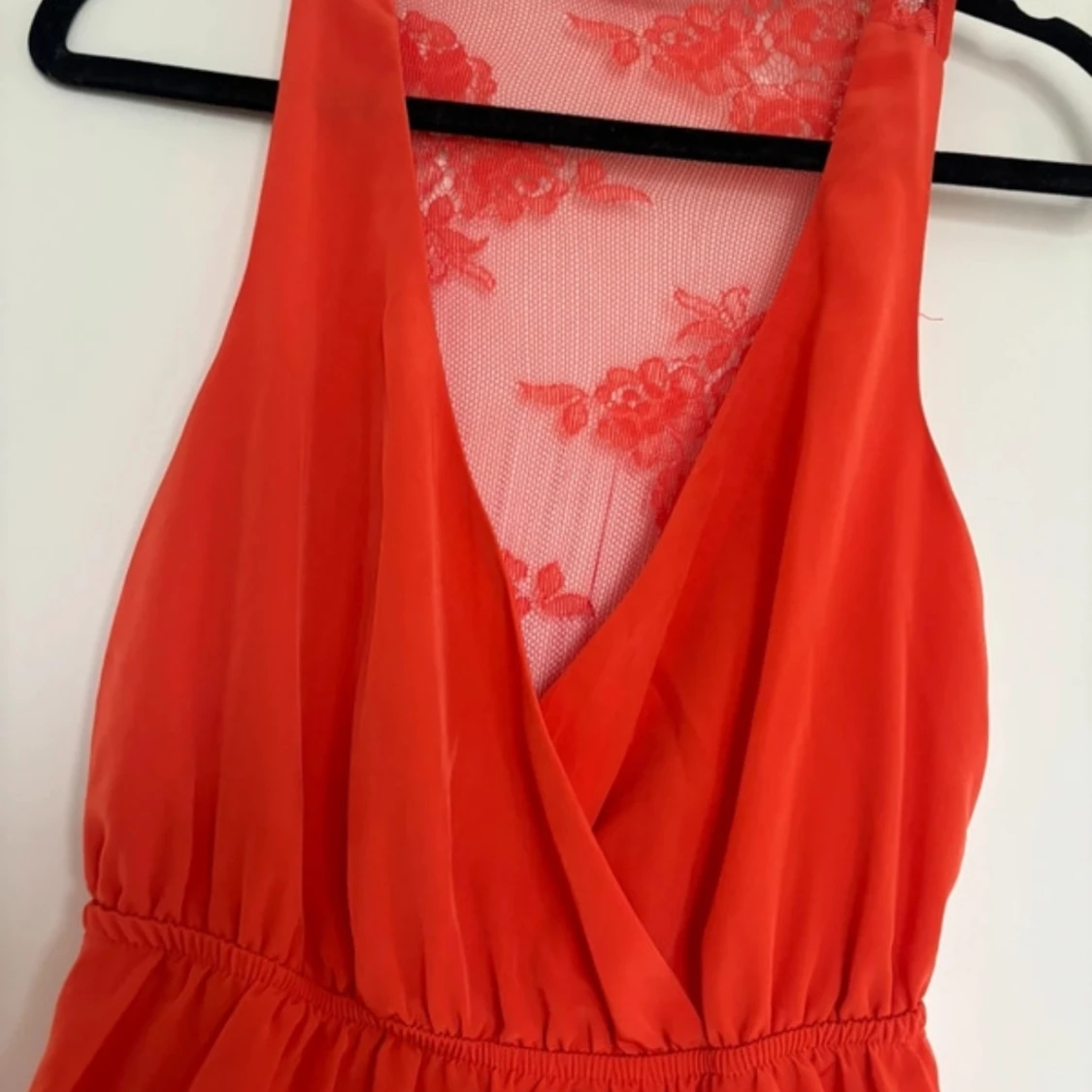 Röd omlottklänning med spetsdetaljer - 1