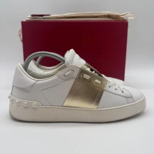 VALENTINO OPEN SNEAKERS - Valentino open sneakers - Skick: 9,8/10 - Storlek 39 - Tillbehör: Box, dustbag, kort - Nypris 7700kr - deluxecloset 