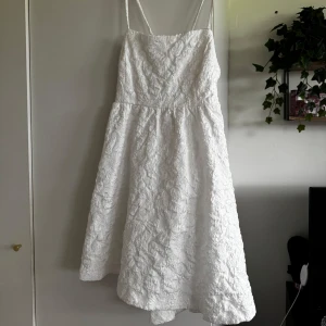 Studentklänning - Säljer min studentklänning i storlek L, från bubbleroom. Den har en snörning bak i ryggen och är lite öppen. Superskönt material och luftig. Endast använd en gång 🩷