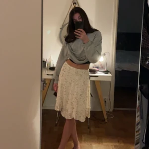 Blommig kjol från Samsoe Samsoe - Säljer en ljus, blommig kjol från Samsoe Samsoe. Den är HELT NY!!! Lappar kvar. Endast prövad. Originalpris 899kr. Jättefin men får ingen användning för den.  