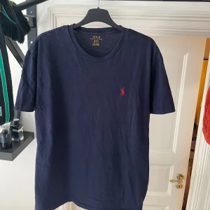 Ralph lauren t shirt - Riktigt snygg Ralph tisha🔥storlek small och skicket är som helt nytt!