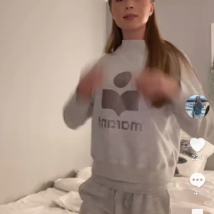 sweatshirt isabel marant - jättecool 🥹💘💘🩷💘💕 lappen med storleken är borta men är ganska säker att det är strl 34 🩷💕