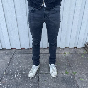 Nudie jeans  - Nudie jeans - Modell: Lean Dean - Storlek: W28/L32 - skick: 9/10 - Nypris runt 2000kr 
