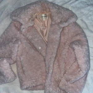 Ljusrosa teddyjacka från Carin Wester - Supermjuk och fluffig ljusrosa teddyjacka från Carin Wester i storlek 36. Jackan har stora slag, knäppning framtill och är helfodrad. Perfekt för att hålla sig varm och snygg under kyliga dagar. använt 1 gång och säljer då jag äger för många jackor 🙊 ord pris 999kr ish. Säljer för 450kr ink frakt 🤪