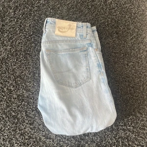 Jacob Cohën Jeans. Style 688 - Säljer dessa feta byxorna från det exklusiva märket Jacob Cohen, handgjorda i Italien. Modellen är 688 comfort, storlek 32. Kontakta mig för fler bilder eller om du har vilken fråga som helst! Nypris ligger på runt 5000kr