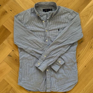 Polo Ralph Lauren skjorta - Säljer denna riktigt snygga skjorta från Polo Ralph Lauren i storlek M och i skick 9/10. Orginal pris - 1700kr Vårat pris - 249kr. Priset är ej hugget i sten! Skriv vid minsta lilla fundering!🙌
