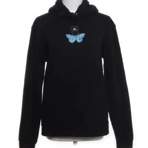 The cool elephant hoodie - Säljer en svart hoodie med fjäril från the cool elephant,inga defekter förekommer🩷