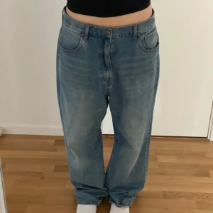 Blå jeans från BAPE x Hello Kitty - Unika blå jeans från BAPE med raka ben och normal passform. På bakfickorna finns Hello Kitty och BAPE. Klassisk femficksmodell med knappgylf och läderpatch bak i midjan. Low mid waist, priset kan diskuseras (psst: tar inga returer)