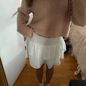 Vit volangkjol - Vit volangkjol från Chealsea, superfin! 💕en söm har åkt av vid midjan men inget som är jättesynligt 