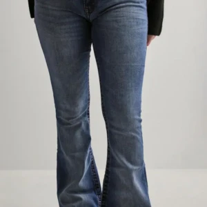 True religion med vinröda sömmar - Snygga true religion jeans, köpte i vintras men använder inte så mycket längre. Vill ni ha egna bilder så skriv privat så fixar jag!💞