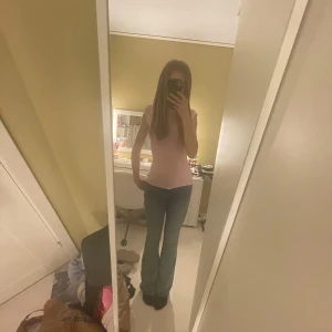 Low waist bootcut blåa jeans - Säljer ett par blåa low waist bootcut jeans. Mycket skönt material att bära. Använt fåtal gånger så byxorna är i mycket bra skick.  Vid midjan är det st.S och längden är 32.