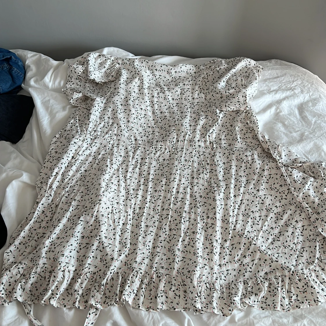 Vit blommig omlottklänning från Vila - 1