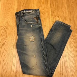 Replay jeans  - Säljer ett par blå Replay jeans modell anbass. Säljer pga att de inte passar mig. Storlek W29, endast testade och i väldigt bra skick! Hör av dig vid mer funderingar! 
