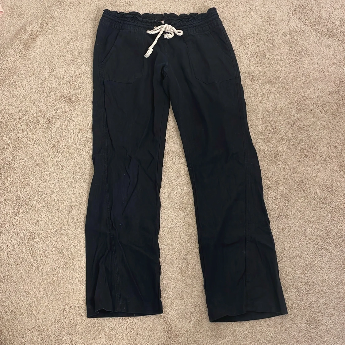 Svarta byxor med snörning från Roxy