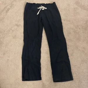 Svarta byxor med snörning från Roxy - Svarta byxor från Roxy. Använder inte längre. Pris kan diskuteras. Kom privat för bilder på💕💕