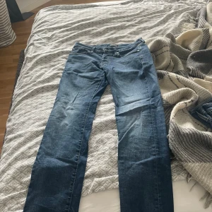 Blå slim fit jeans Glenn 30/30 - Säljer ett par blå slim fit jeans från Jack & Jones, modell Glenn. Klassisk femficksdesign, normal midja och raka ben. Perfekta för dig som gillar en smalare passform. Storlek 30/30. Skicket är 10/10 endast använd ca 2 gånger! Hör av er vid minsta fråga😁