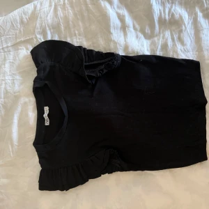 Zara topp - Fin svart topp från Zara som är använd fåtal gånger. Passar xs och s 