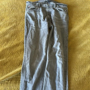 Gråa baggy jeans från weekday  - Gråa baggy jeans från weekday i storlek 31/32 i space modellen 