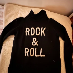 Zadig et voltarie rock & roll - Supersnygg zadig tröja med texten: rock and roll på. Jättebra skick och inte använd så många ggr, den enda defekten är vita streck längst ner på ena armen som man kan se på sista bilden. Om ni har frågor angående mått mm tveka inte om att fråga💛