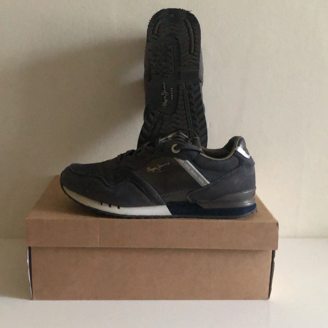 Mörkgrå sneakers från Pepe Jeans - 4