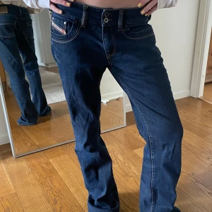 Mörblåa lowwaist bootcut jeans Diesel - Säljer ett par så snygga lågmidjade utsvängda jeans från Diesel. 