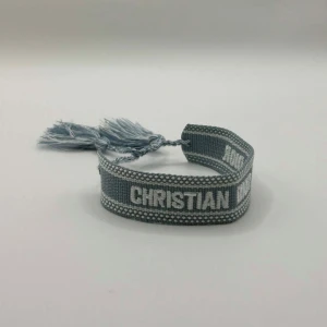 Christian dior armband.  - Helt ny Christian dior armband. Oanvänd. Fraktar inom 24 timmar. One size. Passar alla storlekar. 
