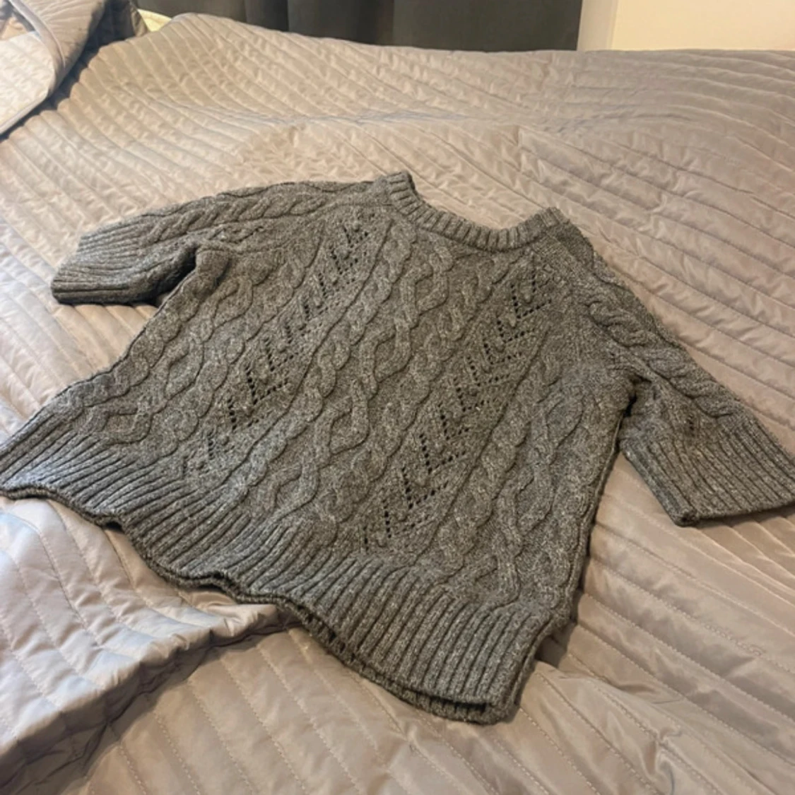 Grå kabelstickad tröja med kort ärm - 2