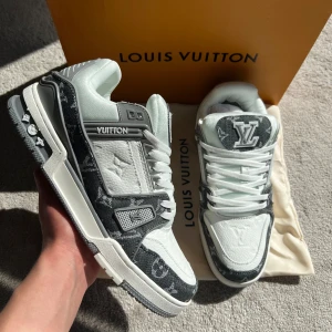 Louis Vuitton skor  - Säljer nu dessa Louis Vuitton skor perfekta nu till sommaren storlek 44 skick 10/10 aldrig använda | Ingår box samt 2 dustbags Louis Vuitton kort  Pris 2000kr Fraktar spårbart med PostNord 