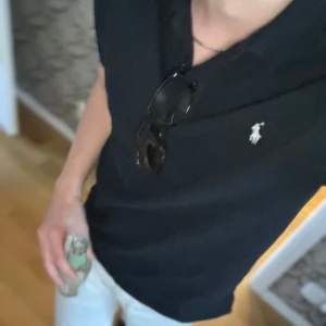 Marin blå Ralph lauren piké  - !!!INTRESEKOLL!!! Färgen är mörk marinblå men ser svart ut i ljuset, skitsnygg enligt mig med vit raffe märke. Helt ny satte på mig den bara för att ta bild, skriv gärna vid intresse💯