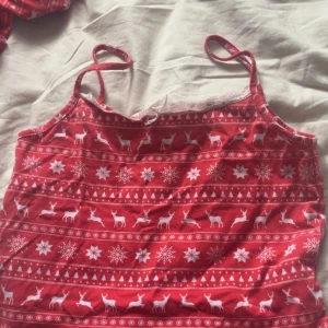 Pyjamas  - Jag säljer denna pyjamas från Gina tricot. Säljer linnet och byxorna tillsammans. Byxorna har så man kan vika ner de vid midjan. Storlek 170 men funkar för str S. Skriv vid frågor🎀