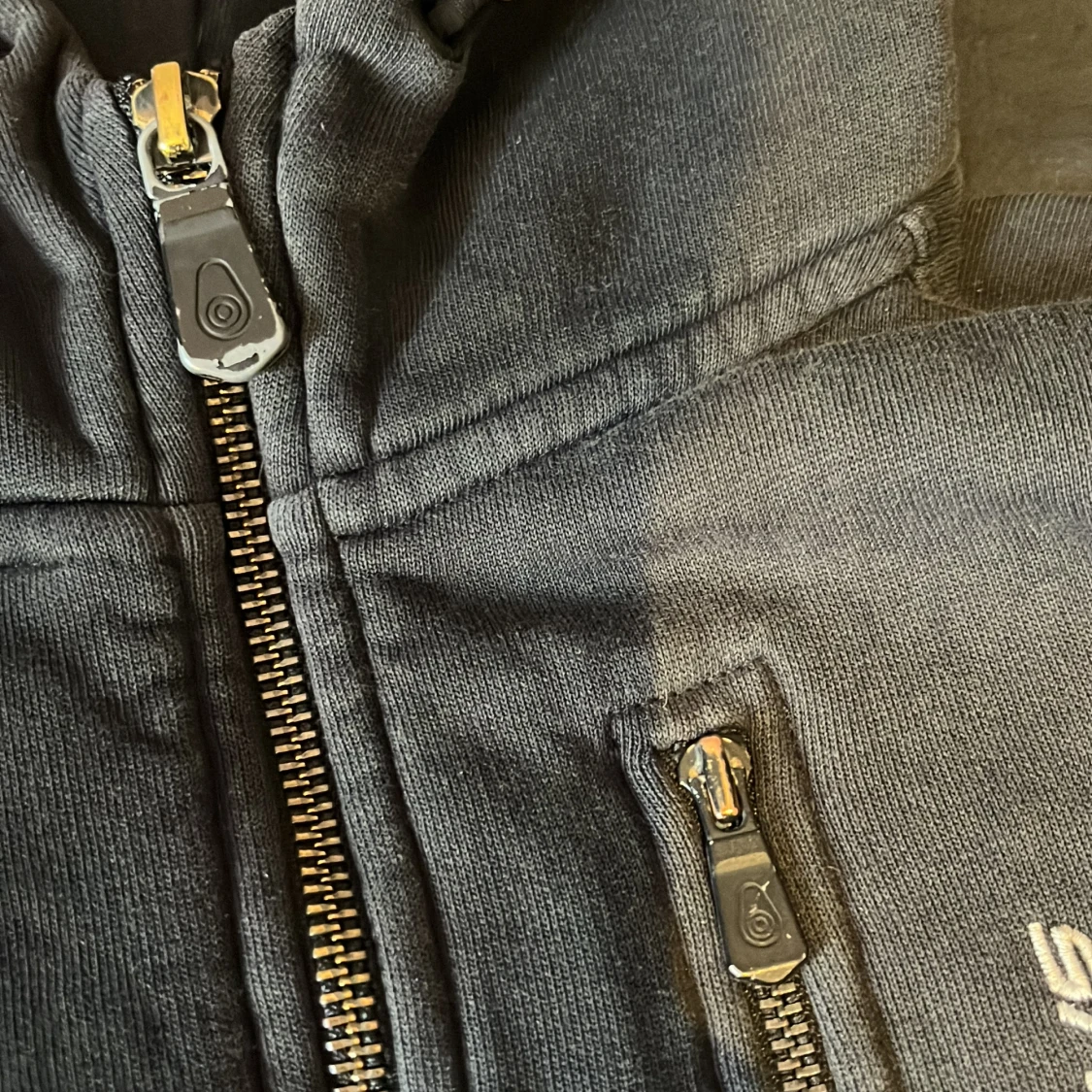 Svart hoodie från Sail Racing med dragkedja - 2