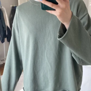Stickad tröja - Säljer denna super snygga gröna tröja från hm som aldrig är använd och lapppen är kvar, köpt för 280. Passar jätte bra till både våren och sommaren 
