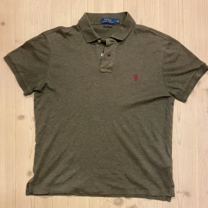 Mörkgrön piké från Polo Ralph Lauren - Säljer en mörkgrön pikétröja från Polo Ralph Lauren med slim fit model. Skönt material speciellt till sommaren. Den är i bra skick , skriv för frågor eller likande 