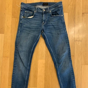 Blå jeans tiger of sweden - Säljer ett par klassiska blå slim fit jeans från tiger of Sweden. Jeansen har en snygg tvätt passar perfekt för dig som gillar en lite smalare passform. Fler bilder vid intresse!